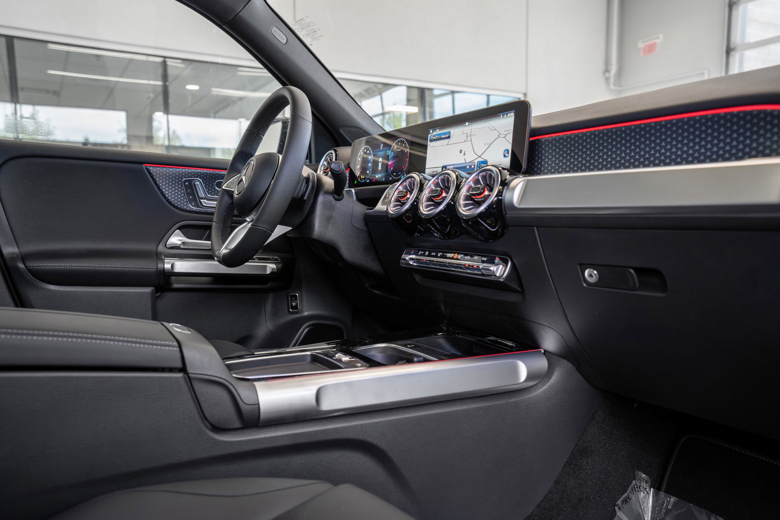 Used 2024 Mercedes-Benz GLB 250 w/ Exclusive Package image 18