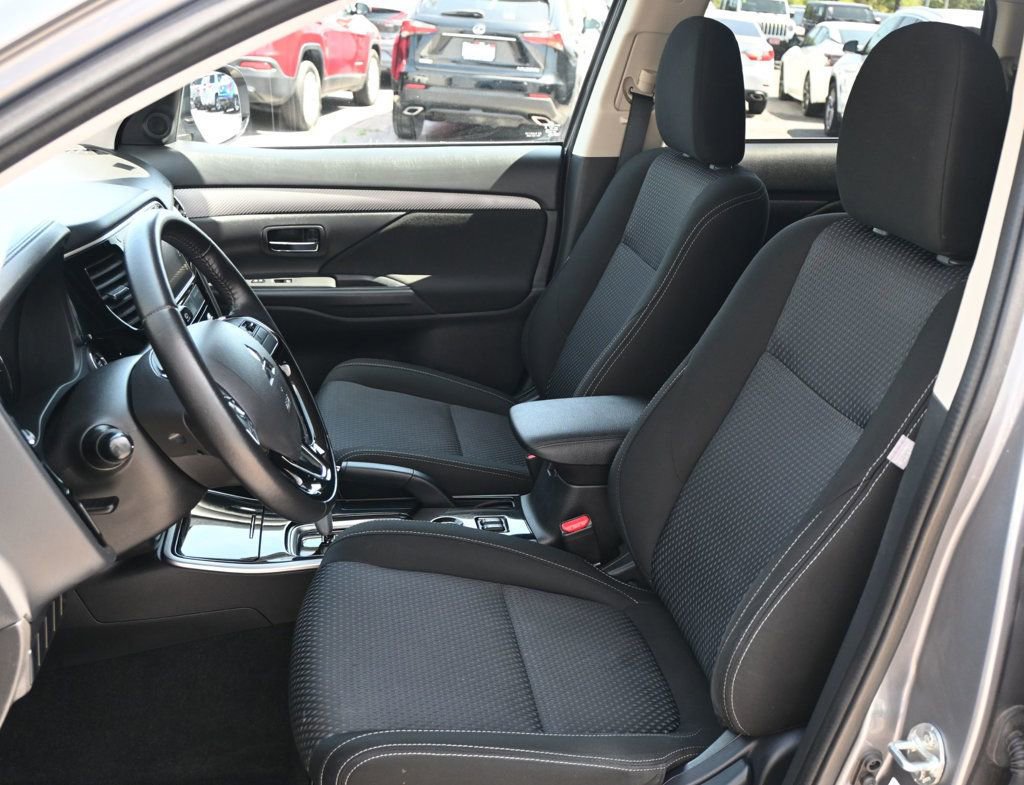 Used 2017 Mitsubishi Outlander SE FWD image 16