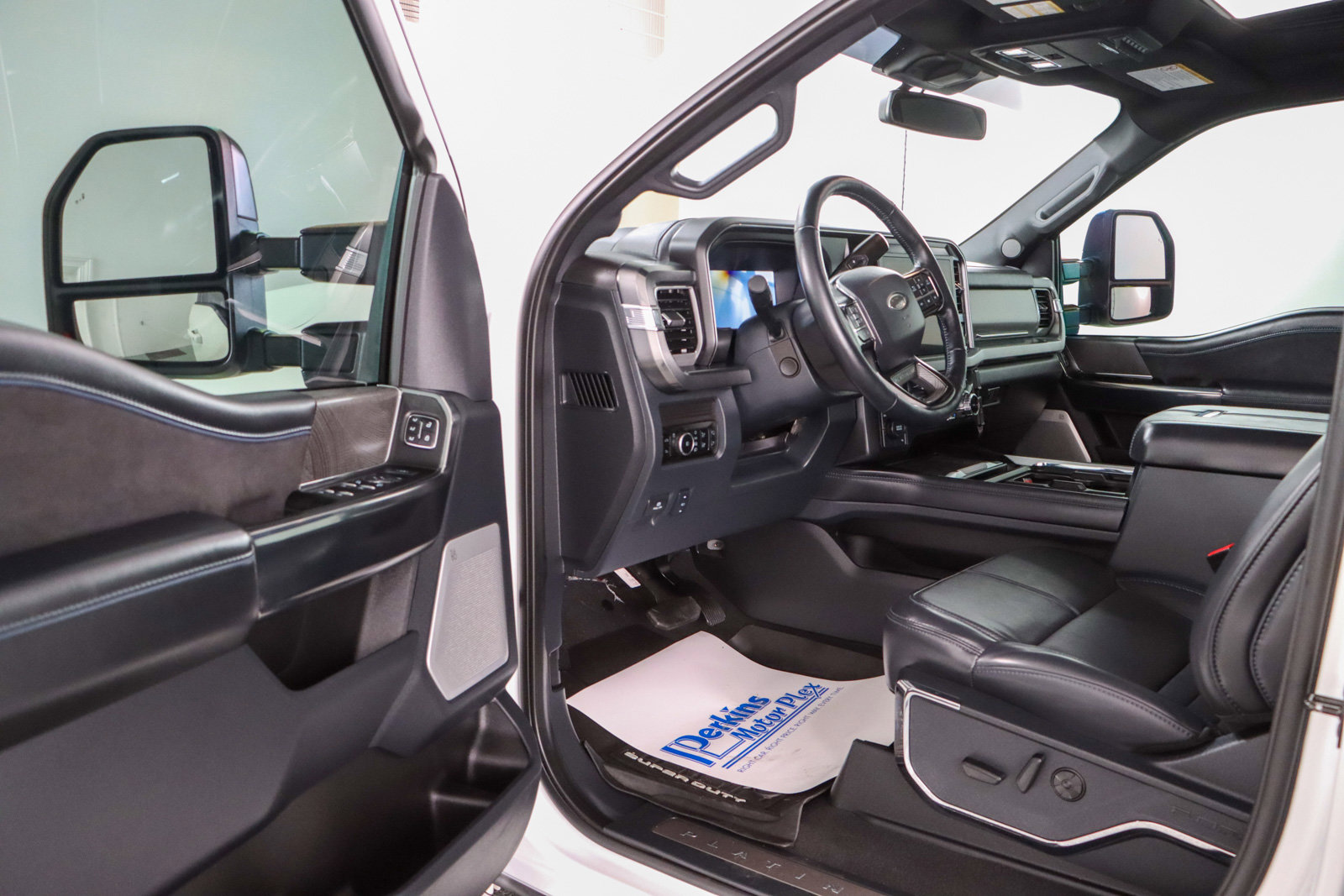 Used 2025 Ford F450 Platinum w/ FX4 Off-Road Package image 3