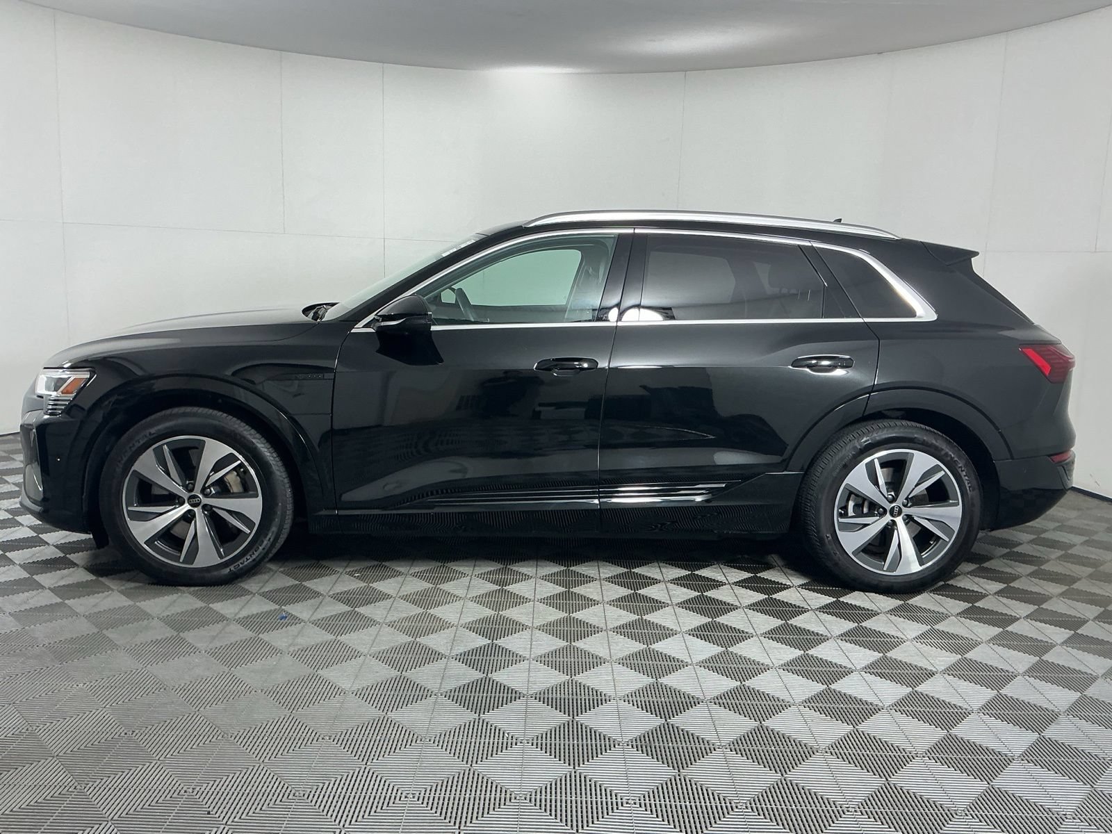 Used 2024 Audi Q8 e-tron Premium Plus w/ Premium Plus Package AWD/4WD image 4