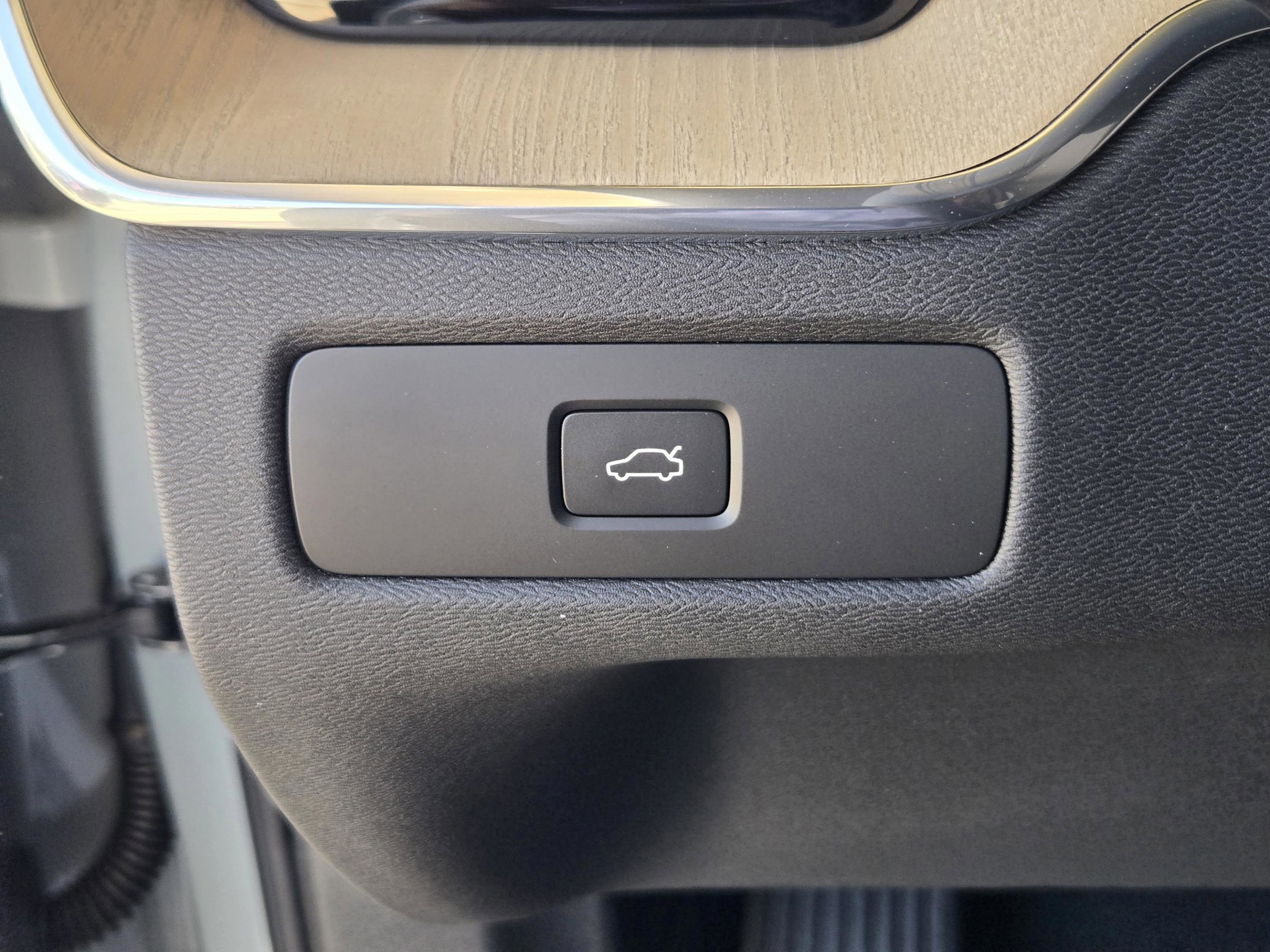 New 2026 Volvo XC60 B5 Plus w/ Protection Package Premier image 25