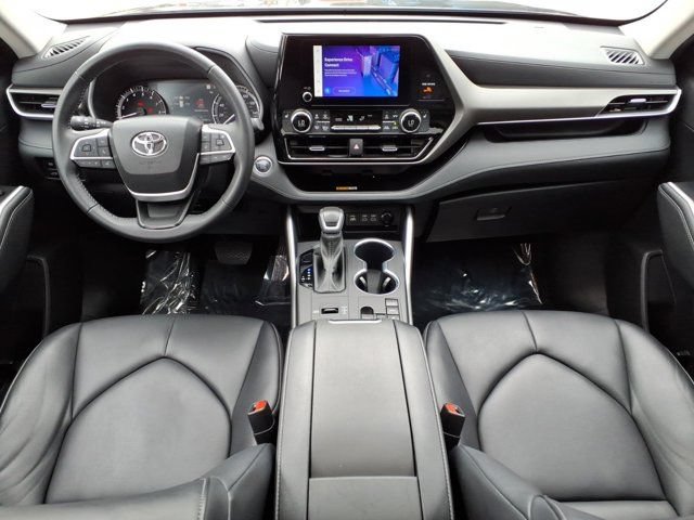 Used 2023 Toyota Highlander XLE FWD image 4