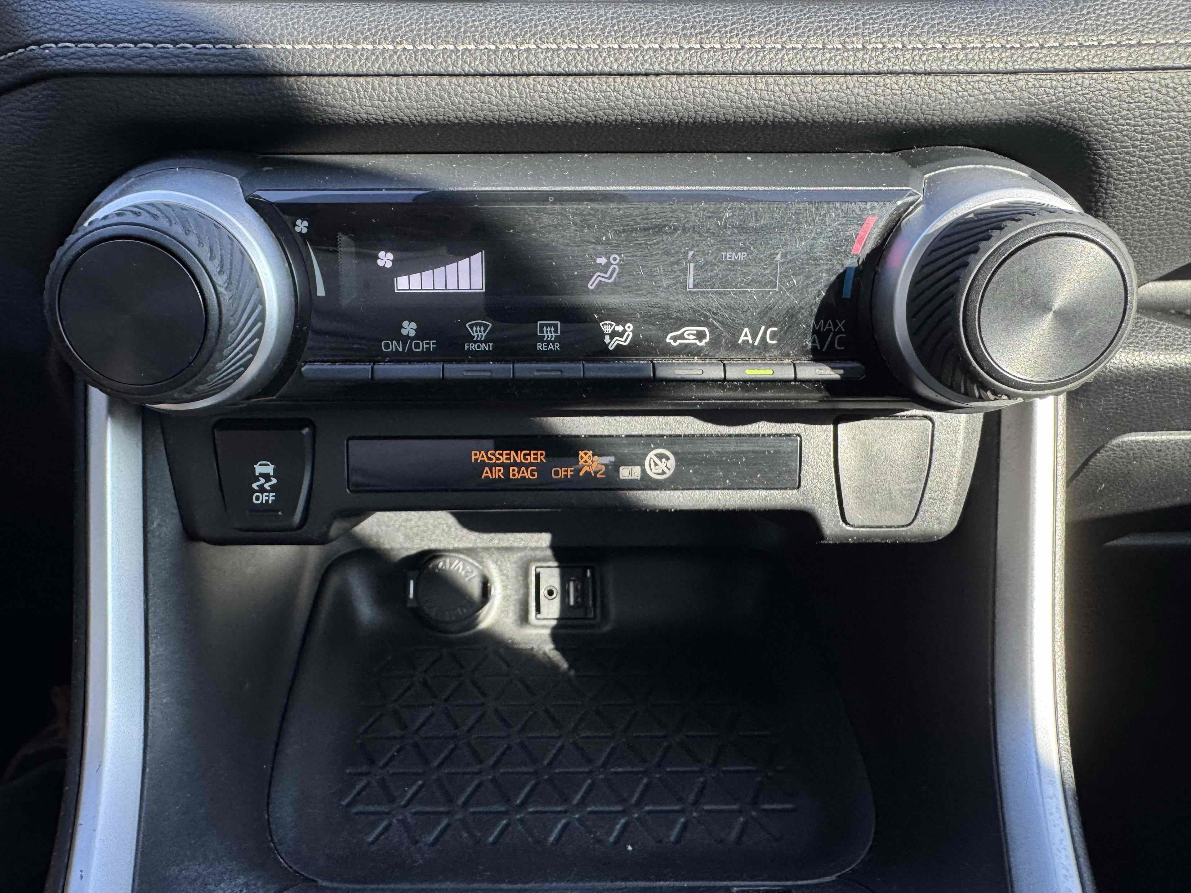 Used 2019 Toyota RAV4 LE w/ Carpet Mat Package image 29