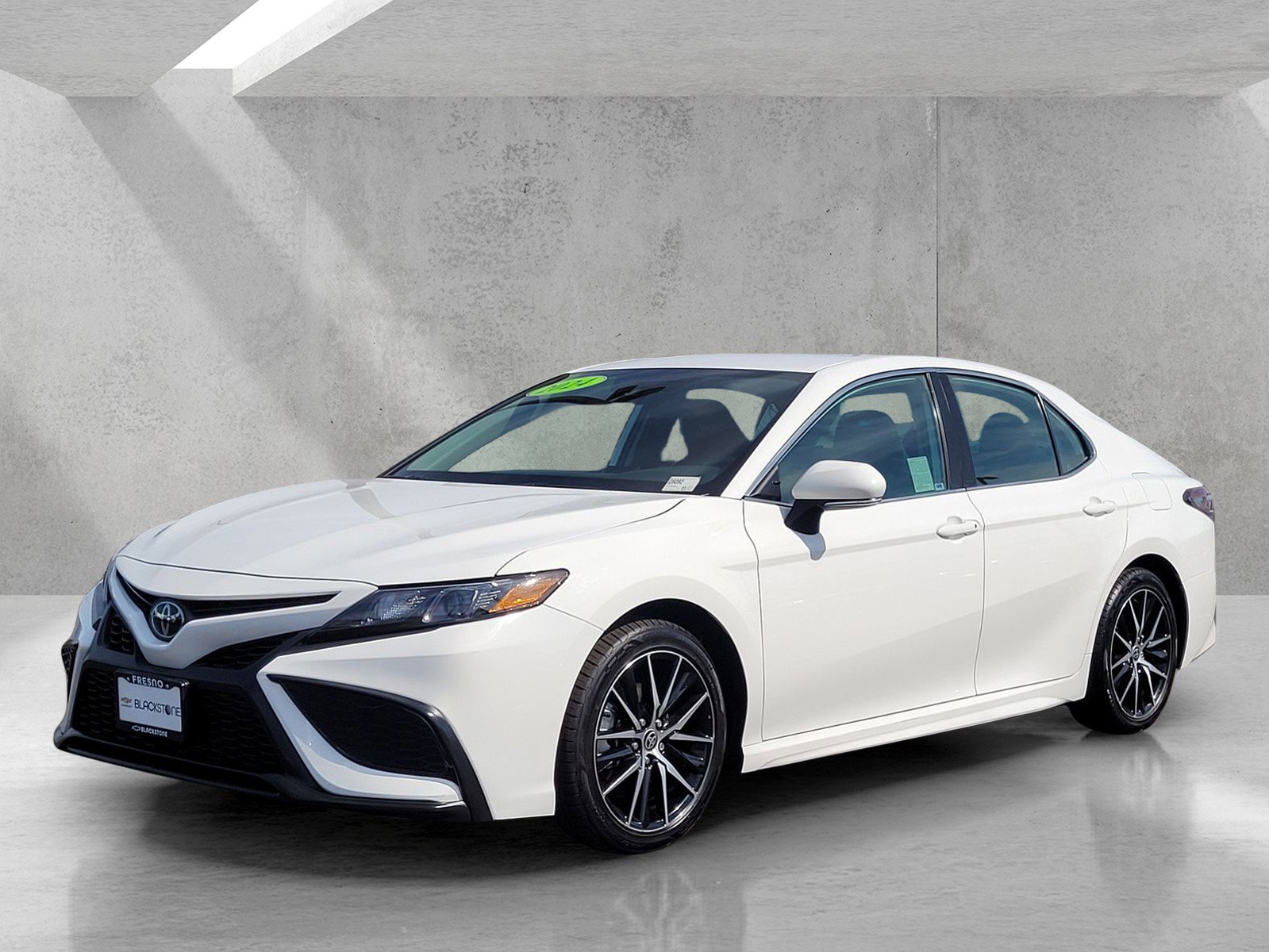 Used 2024 Toyota Camry SE image 8