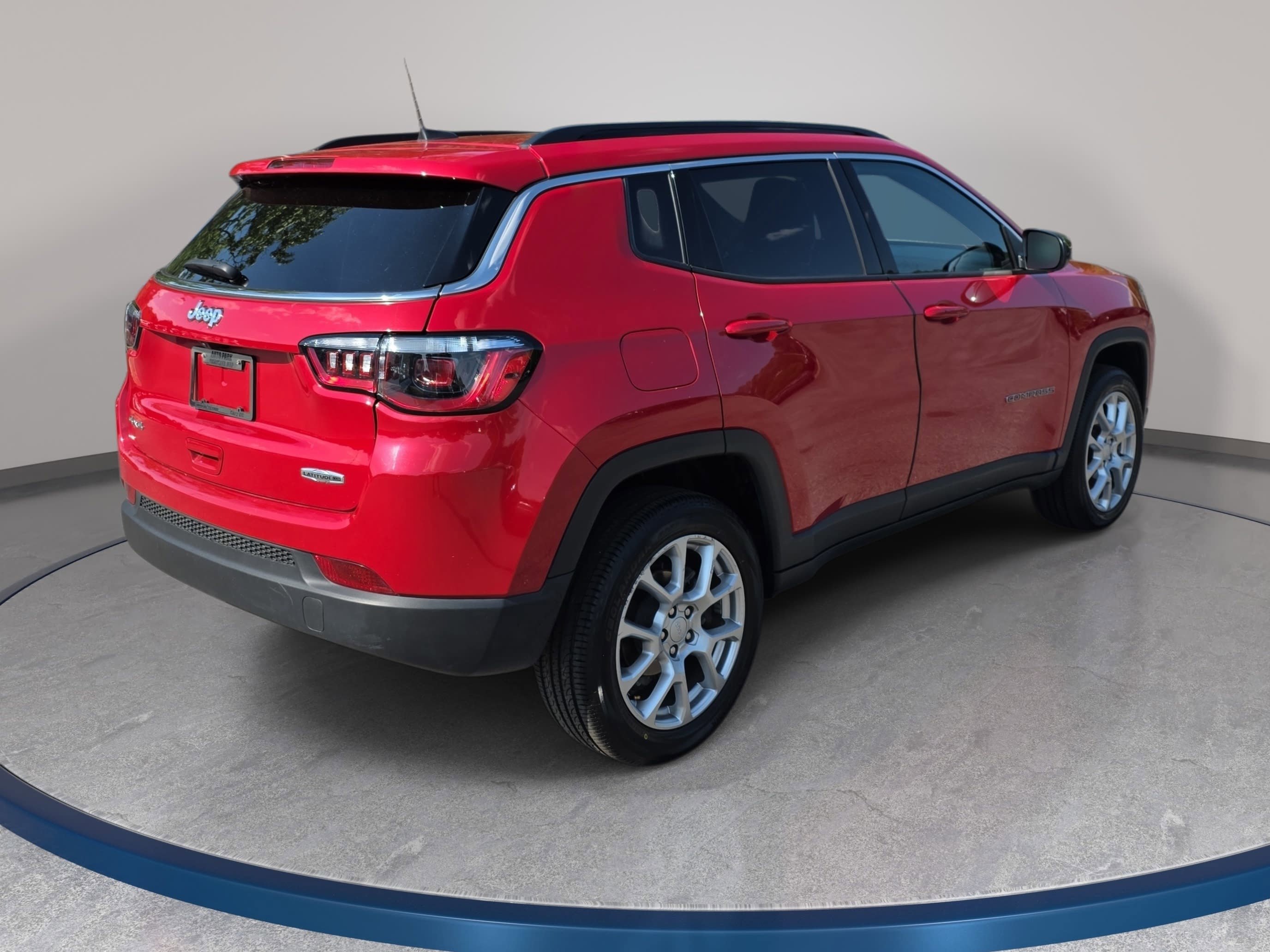 Certified 2023 Jeep Compass Latitude w/ Sun and Sound Group AWD/4WD image 5