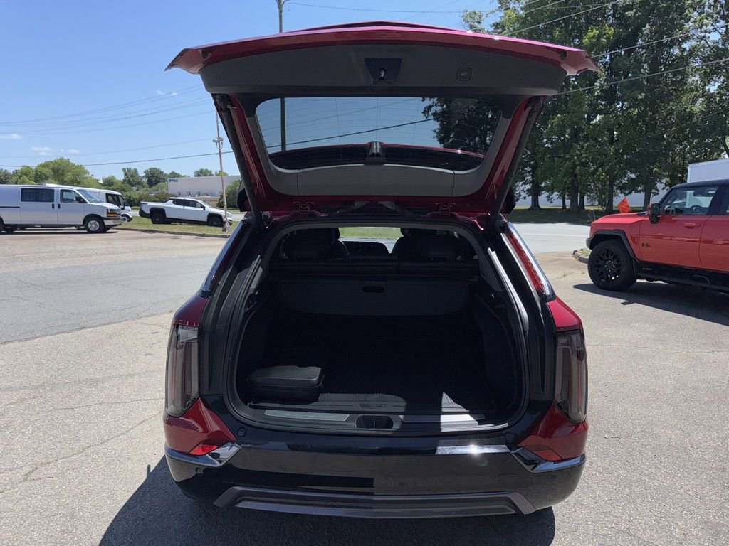 Used 2025 Cadillac Optiq Sport 2 w/ LPO, Floor Liner Package AWD/4WD image 27