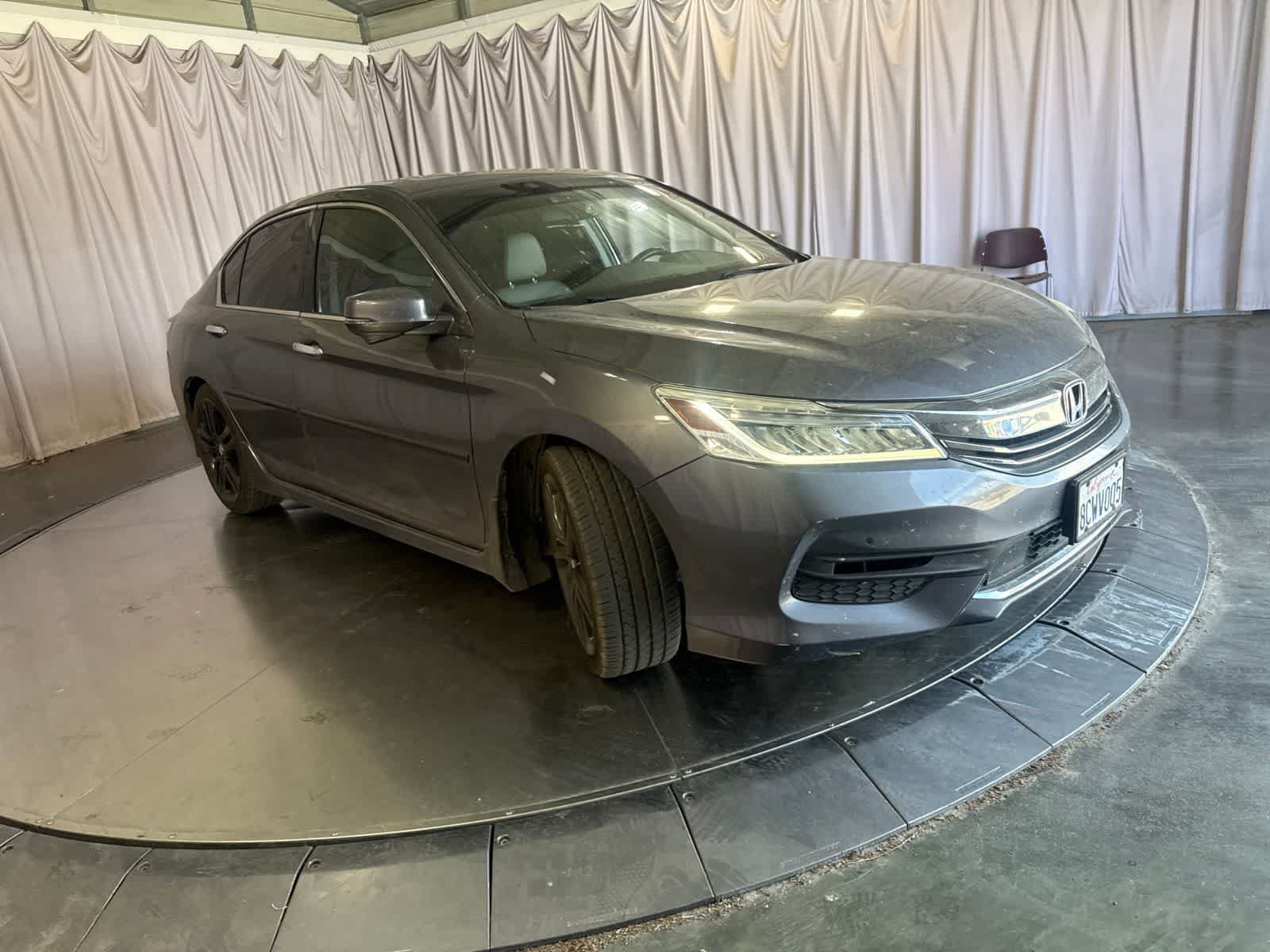 Used 2017 Honda Accord Touring image 3