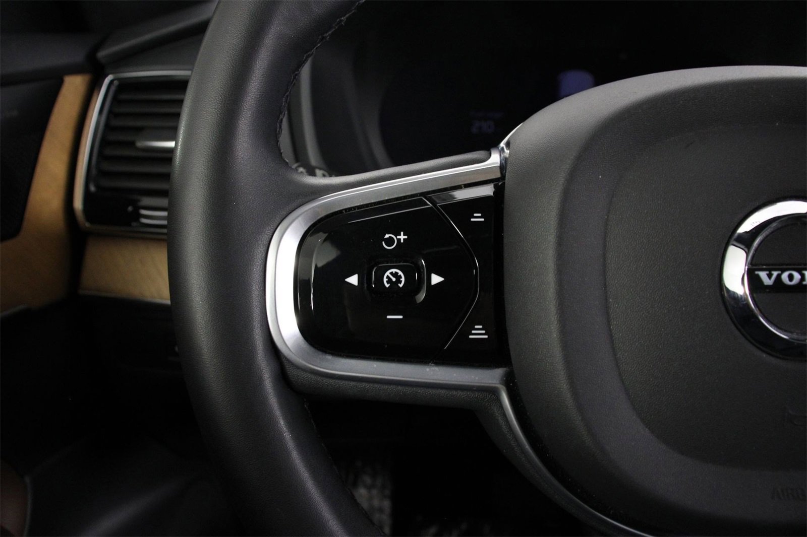 Certified 2023 Volvo XC90 B6 Plus w/ Protection Package Premier image 10