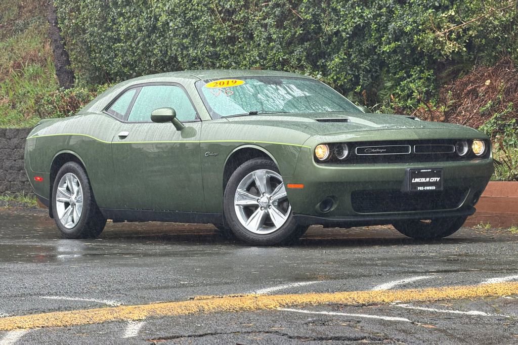 Used 2019 Dodge Challenger SXT image 2