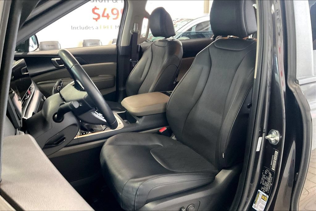 Used 2026 Kia Carnival FWD image 3