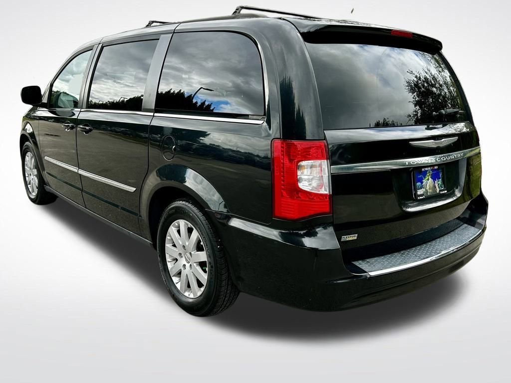 Used 2014 Chrysler Town & Country Touring image 7