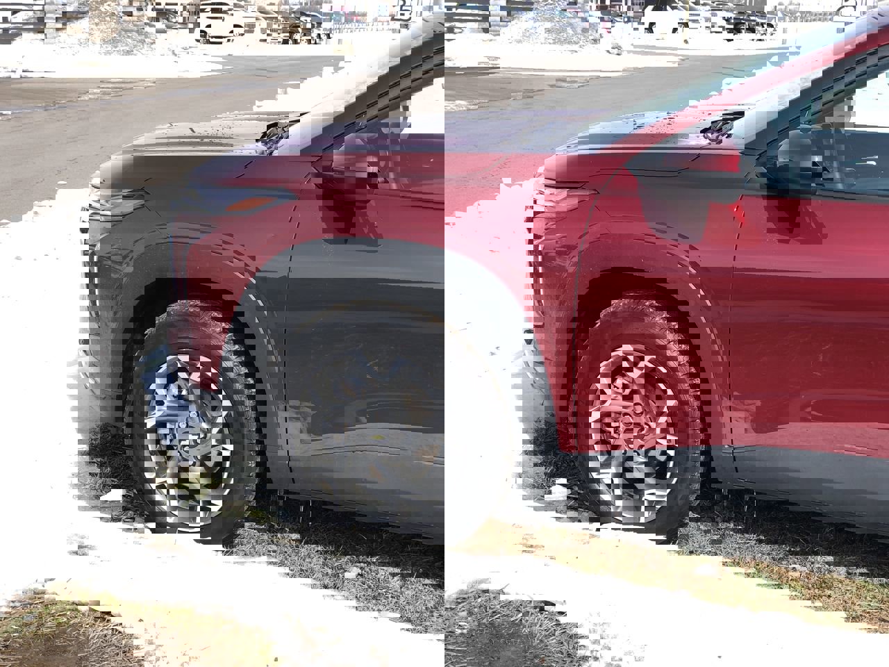 Used 2025 Chevrolet Trax LT w/ LT Convenience Package image 2