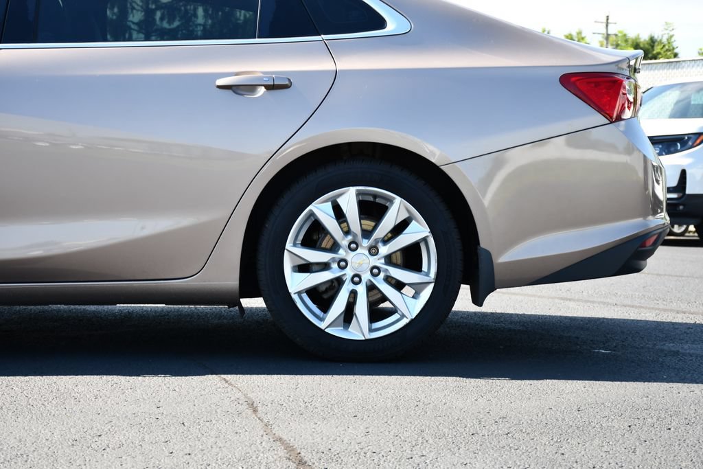 Used 2018 Chevrolet Malibu Hybrid w/ Leather Package FWD image 11
