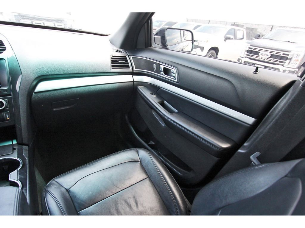 Used 2016 Ford Explorer XLT w/ Equipment Group 202A FWD image 10