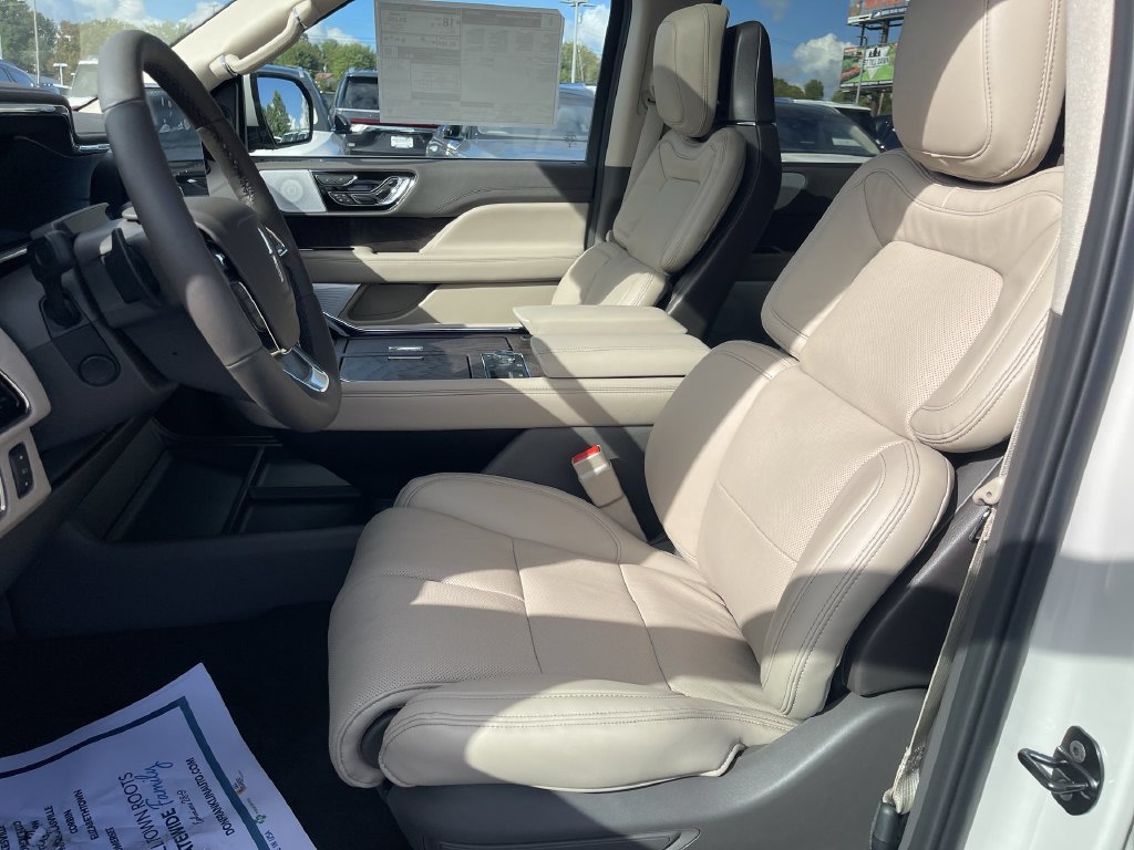 Used 2024 Lincoln Navigator Reserve AWD/4WD image 11