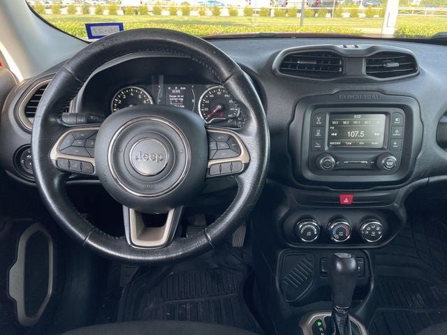 Used 2017 Jeep Renegade Latitude FWD image 11