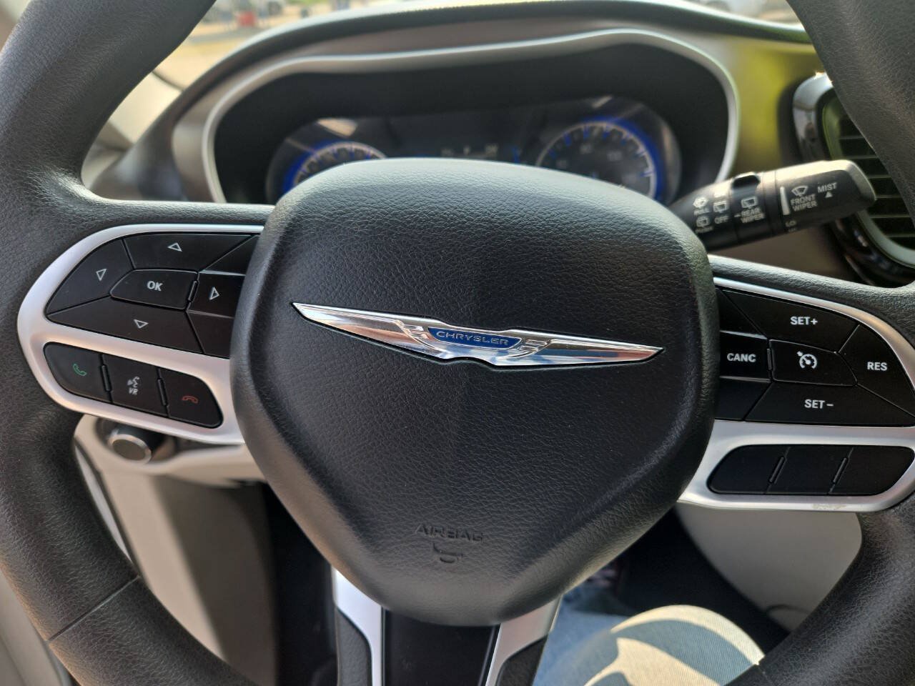 Used 2017 Chrysler Pacifica LX FWD image 21