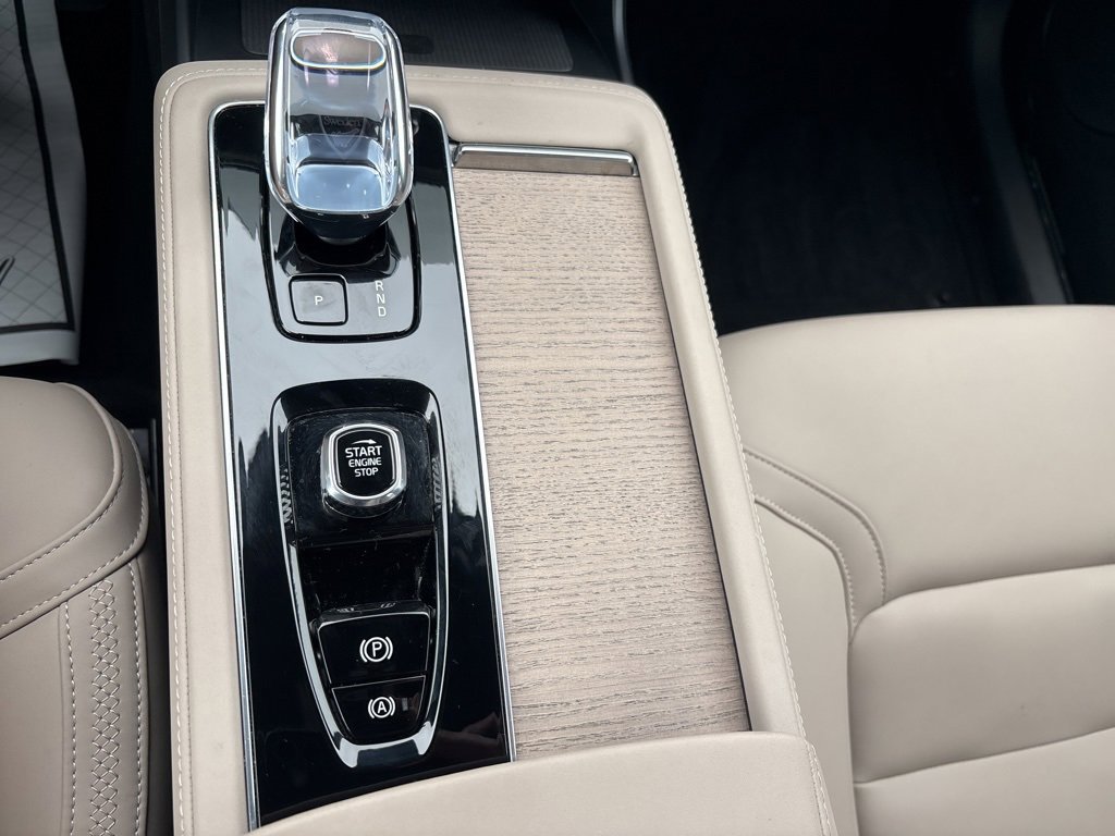 Certified 2025 Volvo XC90 B6 Plus image 31