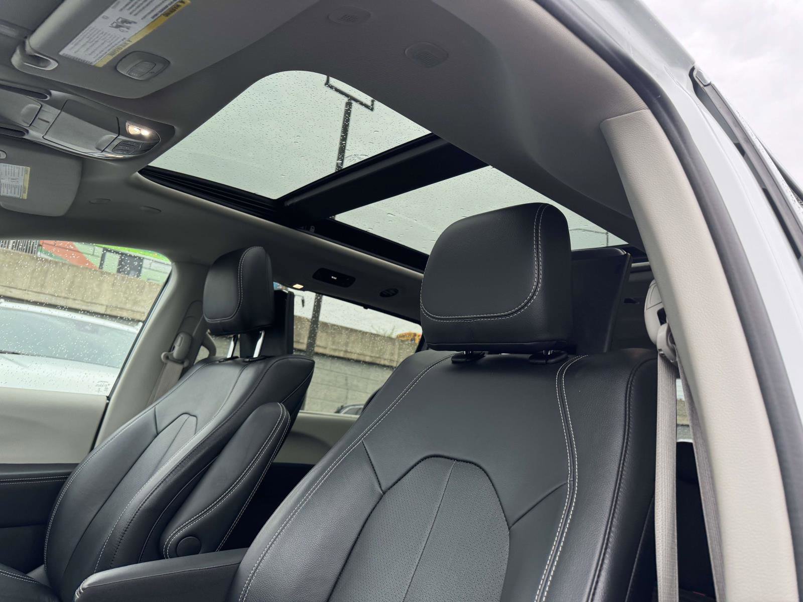 Used 2022 Chrysler Pacifica Touring-L w/ Uconnect Theater Family Group AWD/4WD image 22