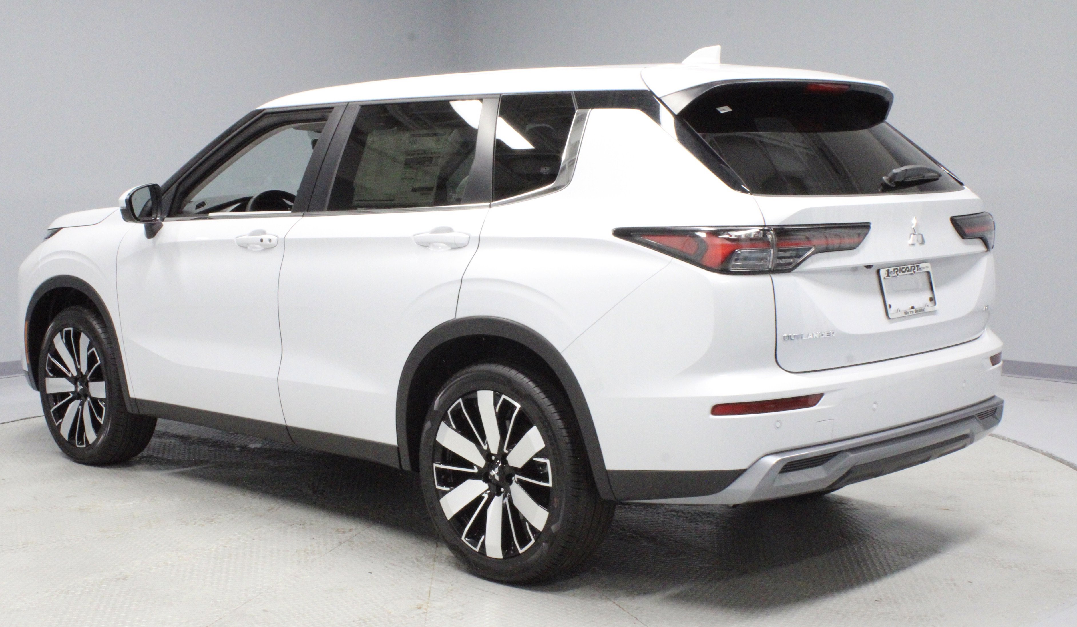 New 2025 Mitsubishi Outlander SE image 6
