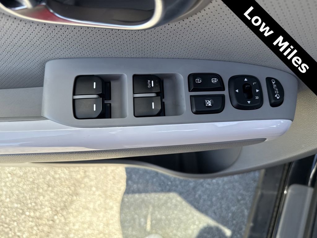 Used 2017 Kia Soul EV + w/ Sun & Fun Package image 11