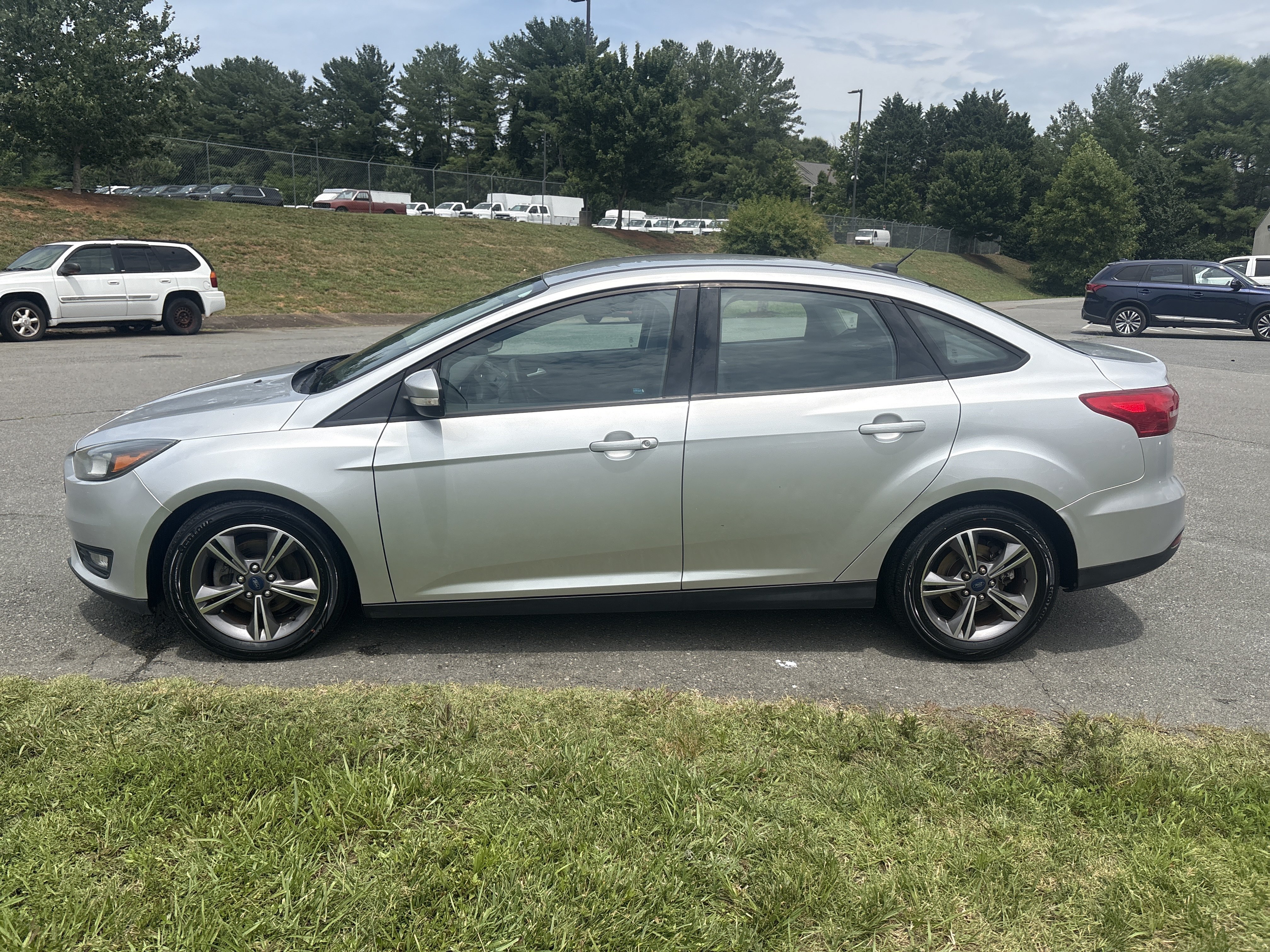 Used 2017 Ford Focus SE FWD image 2
