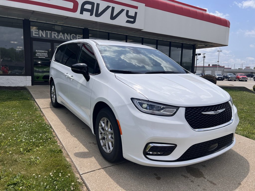 Used 2025 Chrysler Pacifica Select image 6