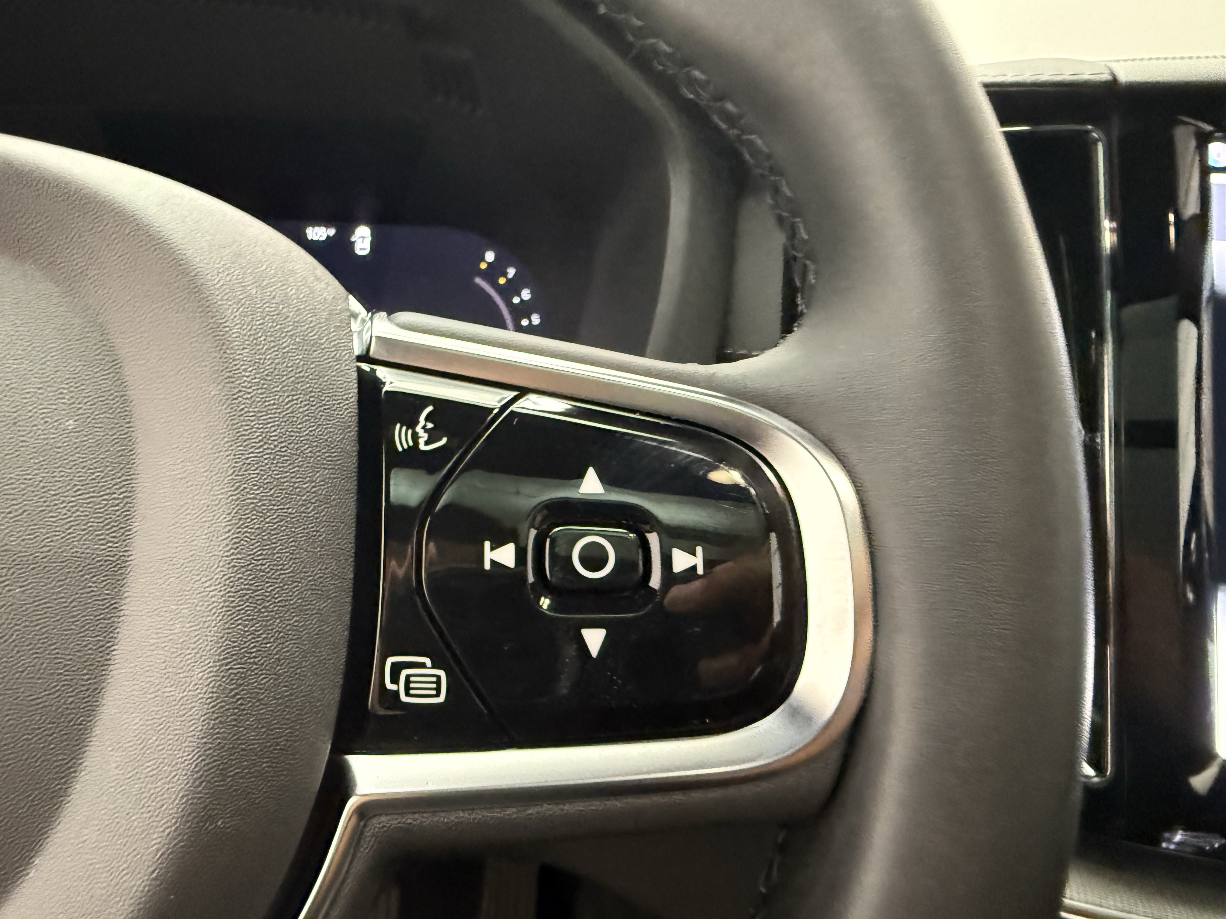 Certified 2024 Volvo XC60 B5 Ultimate AWD/4WD image 17