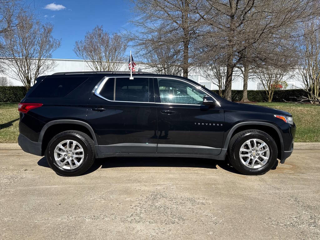 Used 2020 Chevrolet Traverse LT FWD image 2
