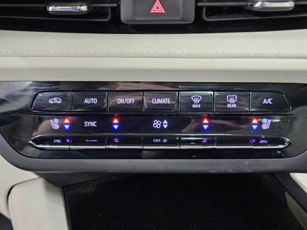 Used 2022 Buick Envision Avenir w/ Premium Seat Package FWD image 17