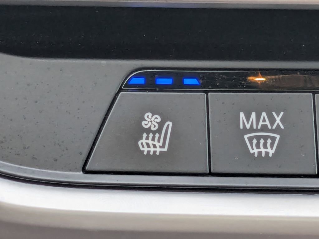 Used 2022 BMW X5 xDrive40i w/ M Sport Package image 11