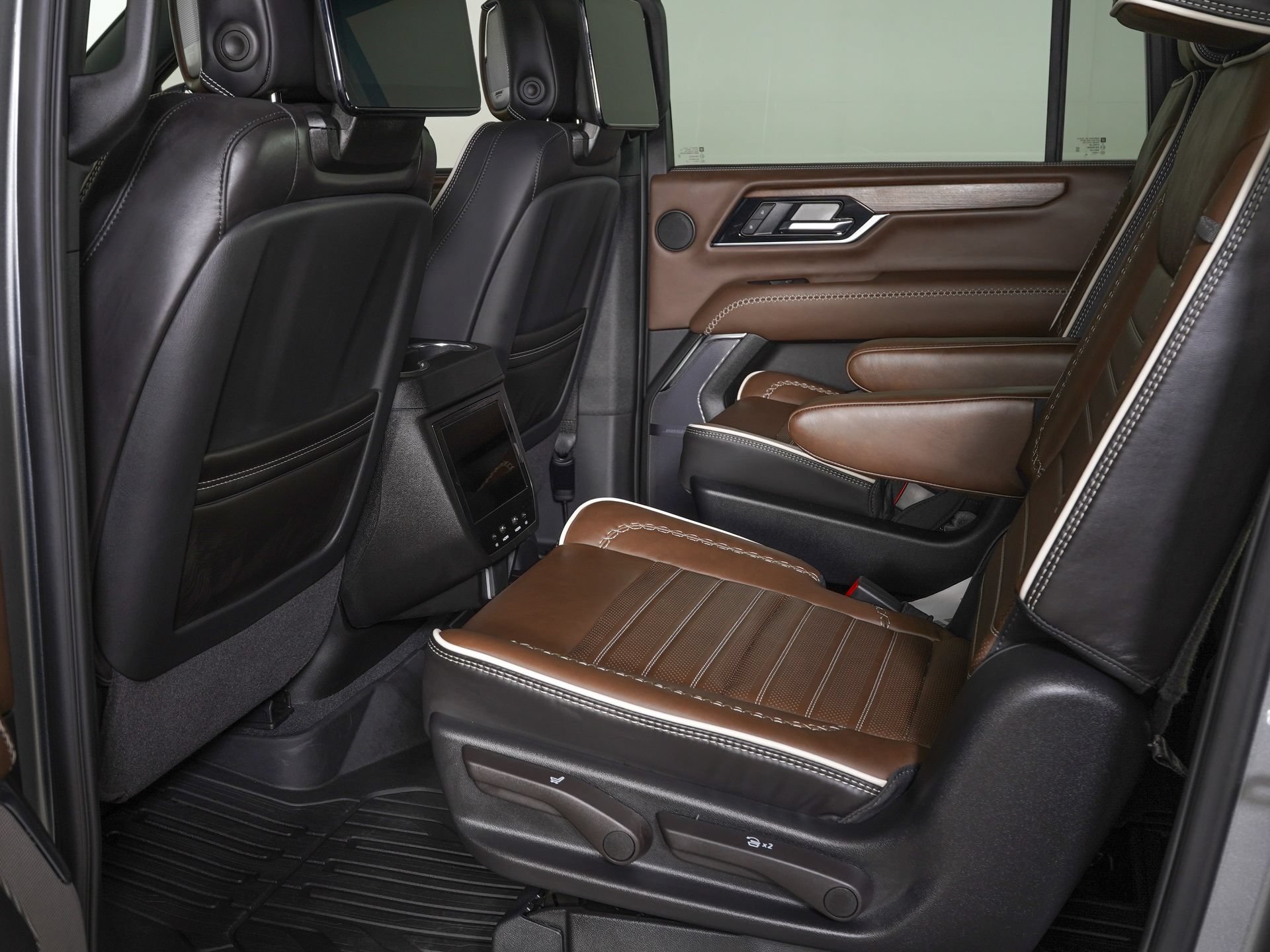 Used 2026 GMC Yukon XL Denali Ultimate w/ LPO, Floor Liner Package AWD/4WD image 15