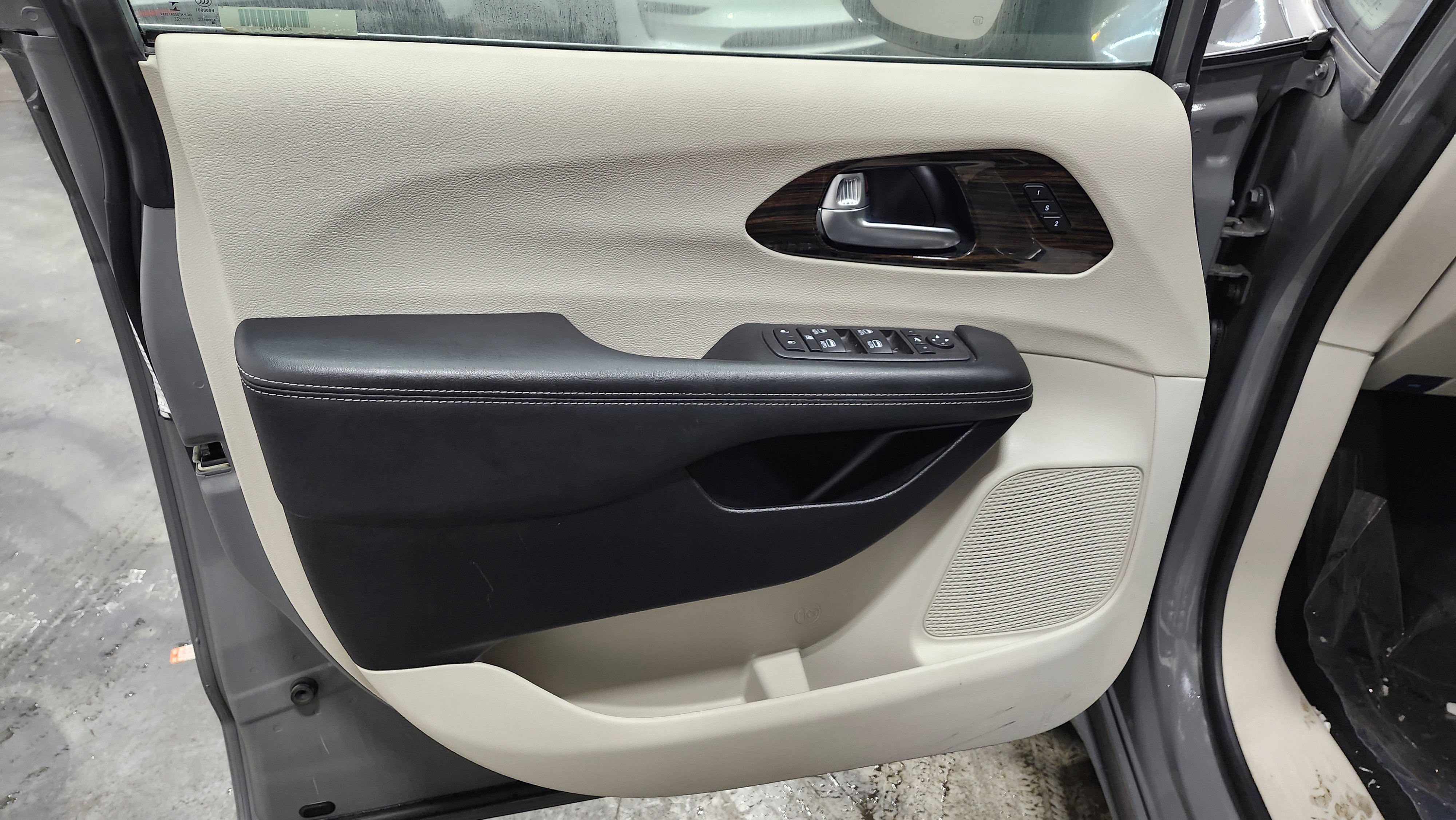 Used 2023 Chrysler Pacifica Limited image 25