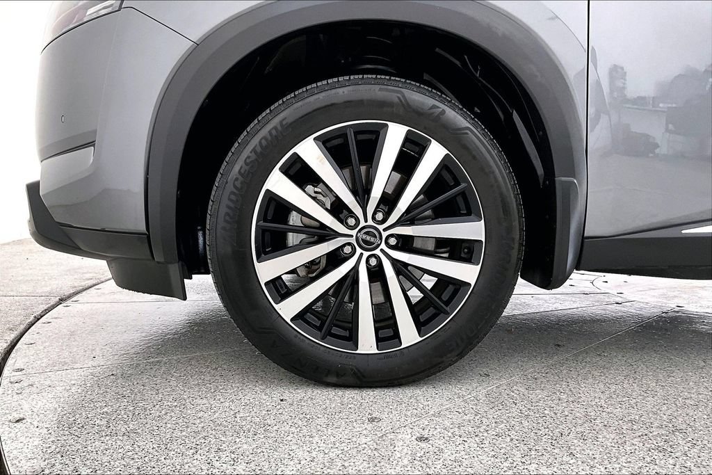 Used 2025 Nissan Pathfinder Platinum w/ Cargo Package FWD image 11