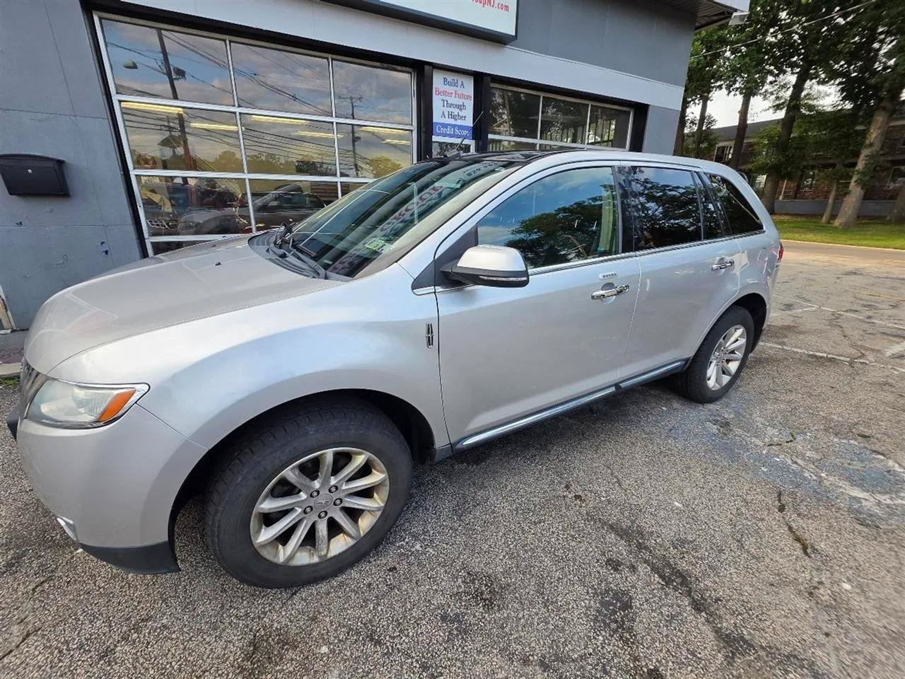 Used 2013 Lincoln MKX AWD image 2