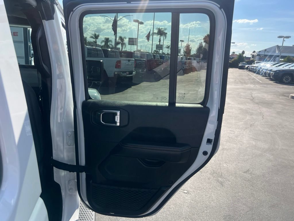 Used 2025 Jeep Wrangler Unlimited Sahara AWD/4WD image 33