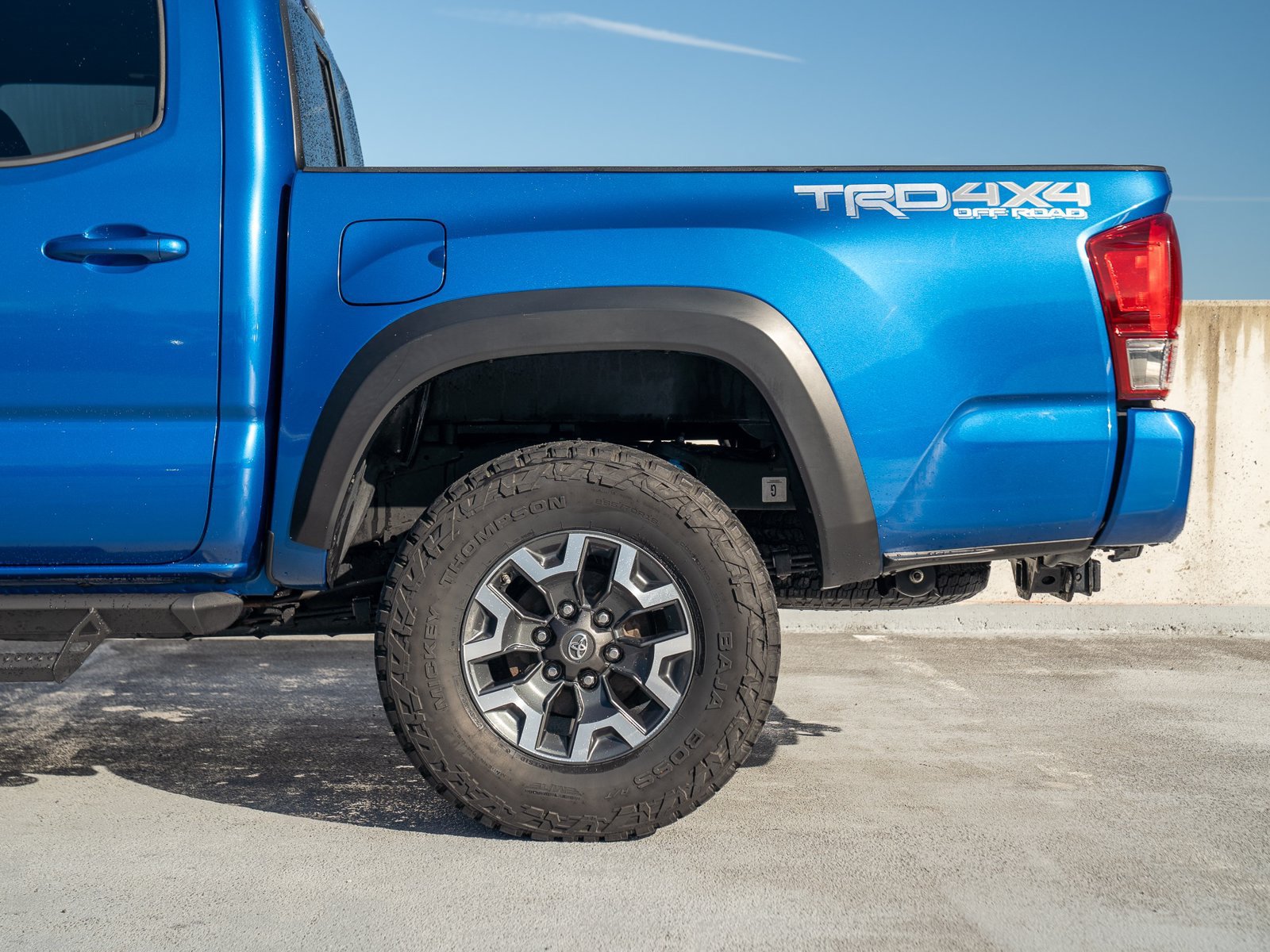 Used 2017 Toyota Tacoma TRD Off-Road w/ Premium & Technology Package AWD/4WD image 13