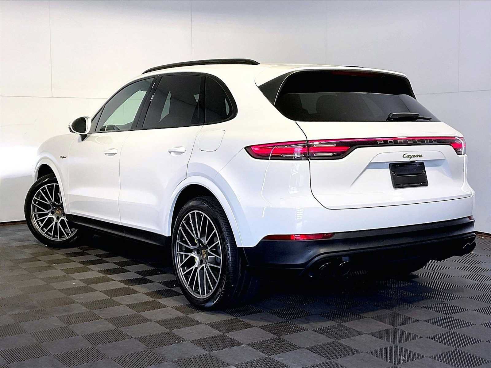 Certified 2023 Porsche Cayenne Platinum Edition AWD/4WD image 3