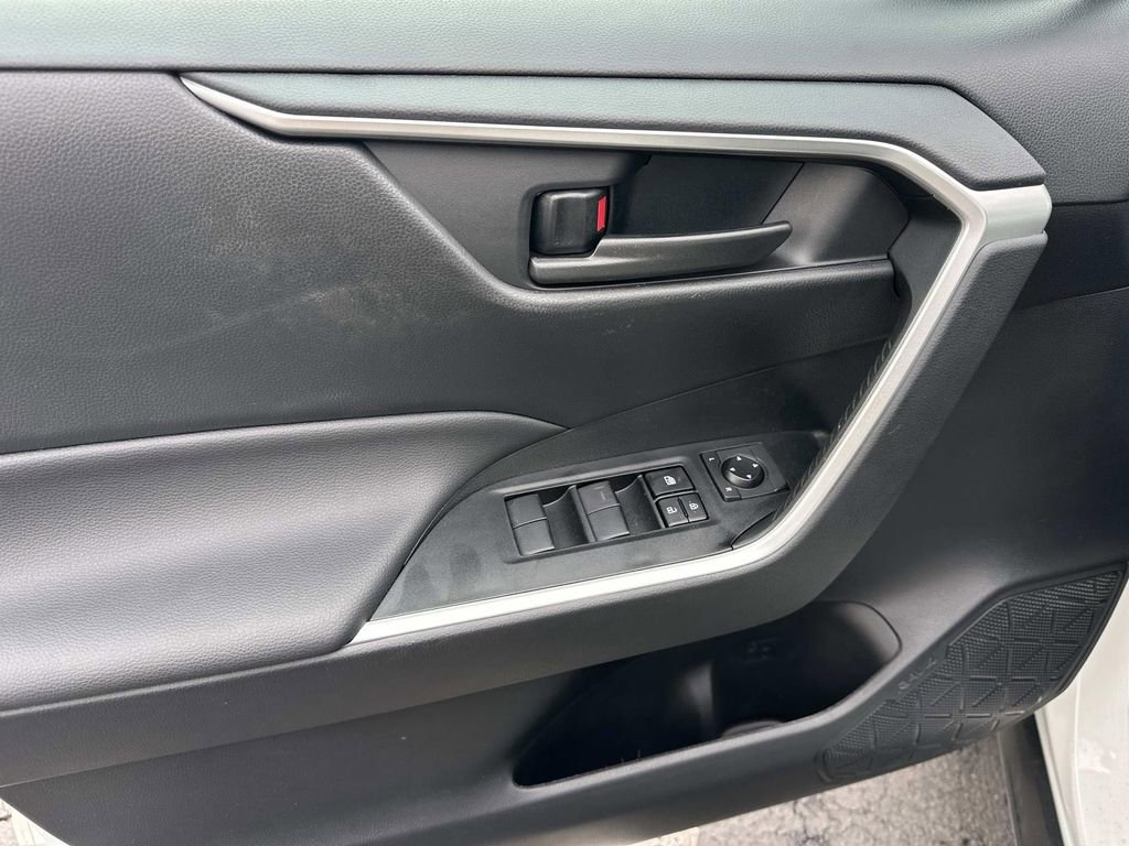 Used 2021 Toyota RAV4 LE image 15