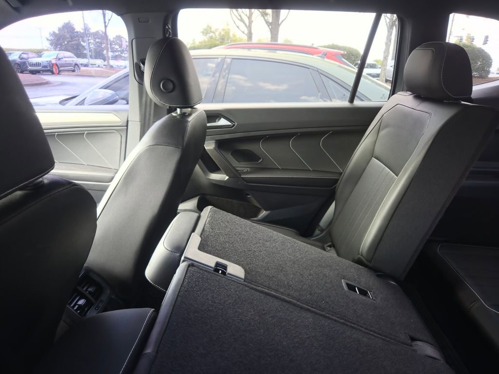 Used 2022 Volkswagen Tiguan SE R-Line FWD image 9