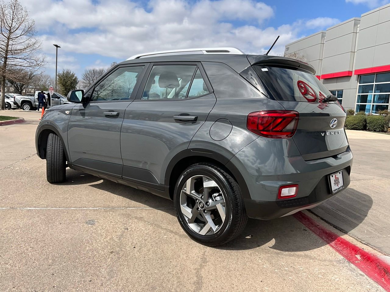 Used 2025 Hyundai Venue SEL image 8