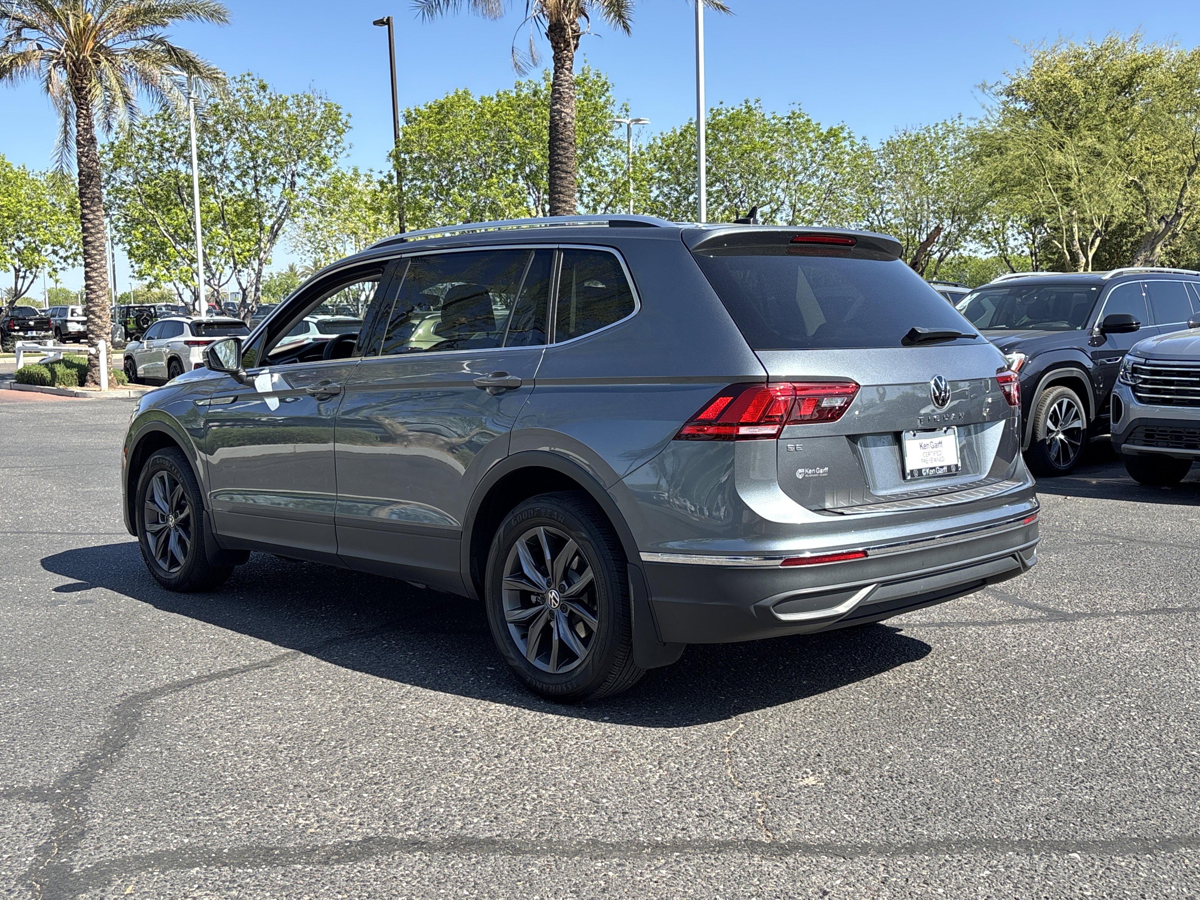 Certified 2023 Volkswagen Tiguan SE FWD image 3