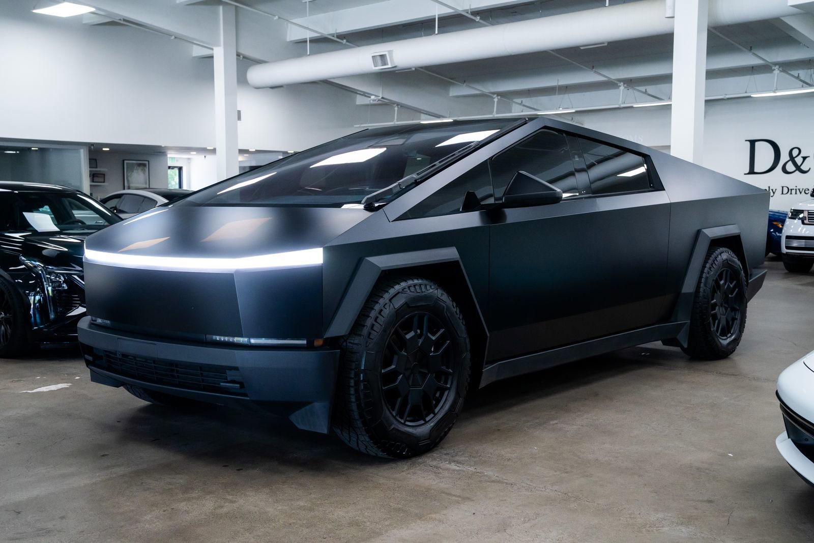 Used 2024 Tesla Cybertruck AWD Crew Cab image 3