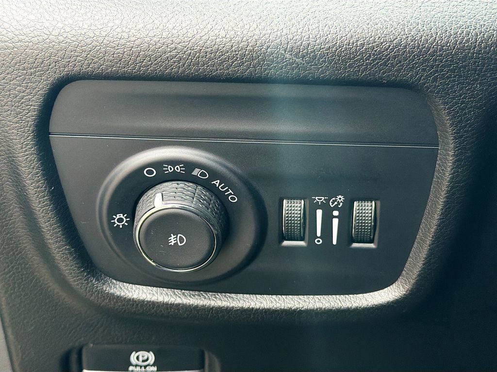 Used 2024 Jeep Grand Cherokee L Limited w/ Luxury Tech Group II image 38