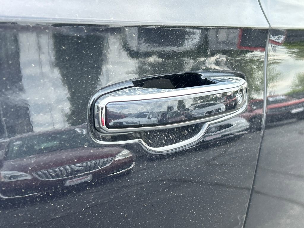 Certified 2023 GMC Yukon SLT w/ SLT Premium Package AWD/4WD image 17