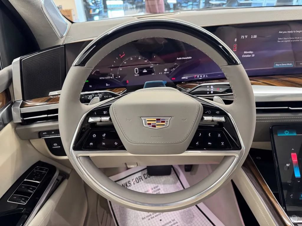New 2027 Cadillac Escalade Platinum Sport w/ LPO, Floor Liner Package AWD/4WD image 24