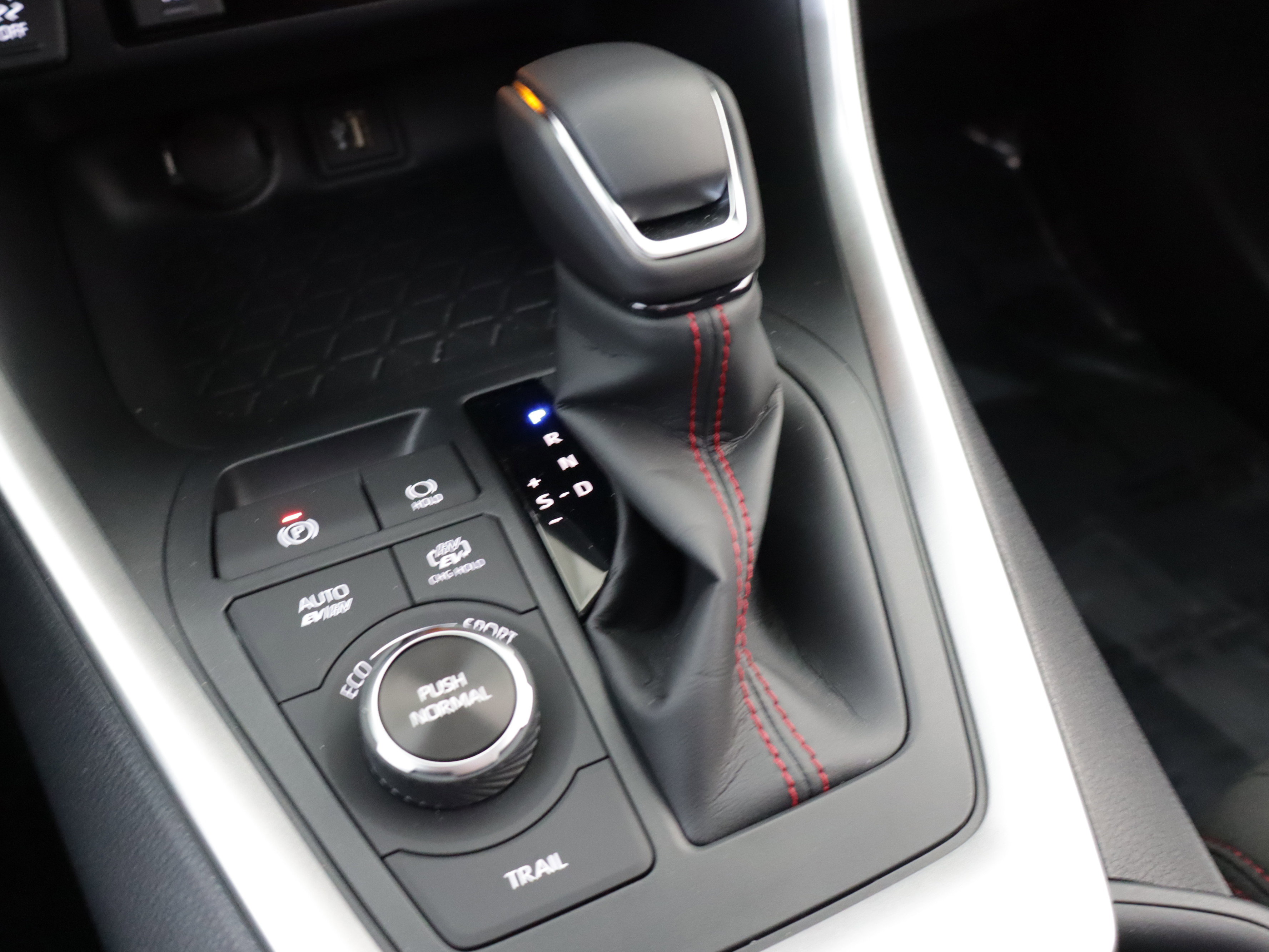 Used 2025 Toyota RAV4 SE image 18