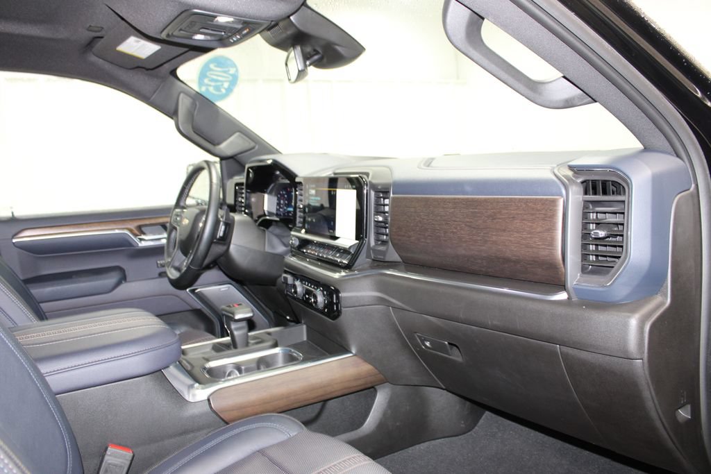 Used 2025 Chevrolet Silverado 1500 High Country AWD/4WD image 33