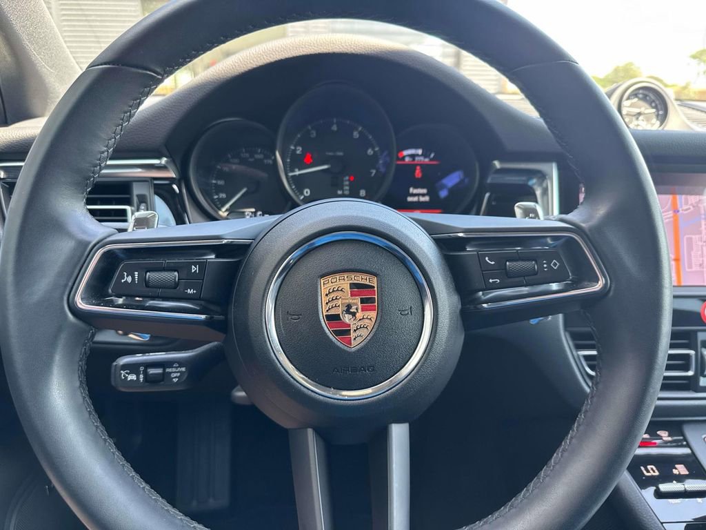 Certified 2025 Porsche Macan image 24