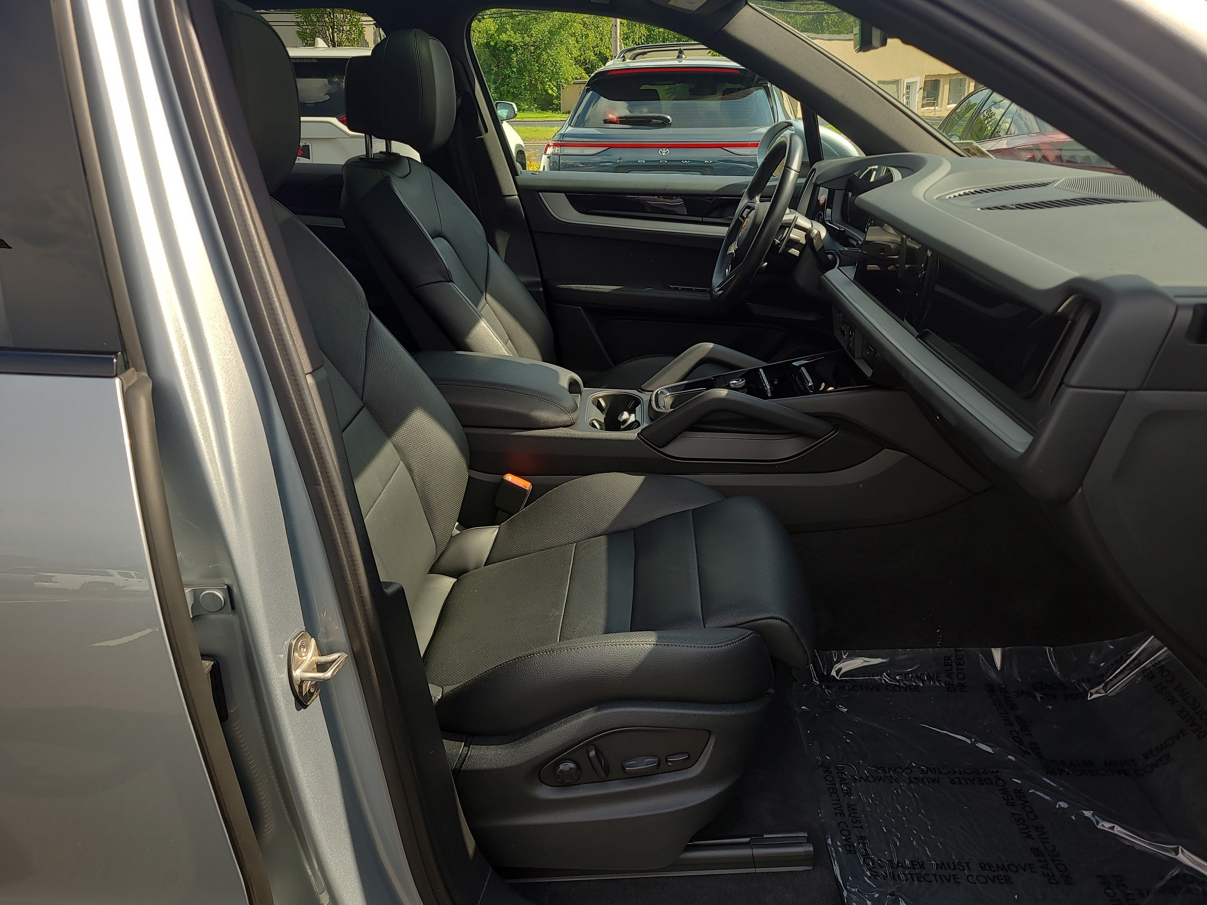 Used 2024 Porsche Cayenne AWD/4WD image 17